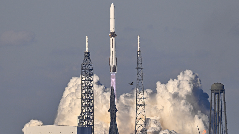 Blue Origin is coming for SpaceX with over 5,000 satellites launching sooner than you’d think